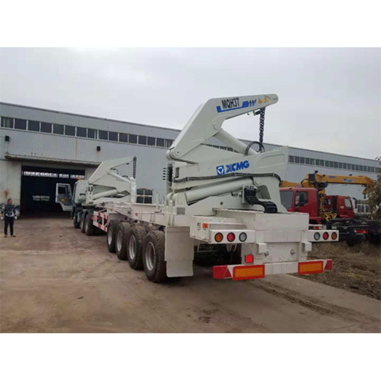 Hva er intervallene for skifte av hydraulikkolje og renslighetsstandarder for en semitrailer med fireakslet sideløfterkran med motor?